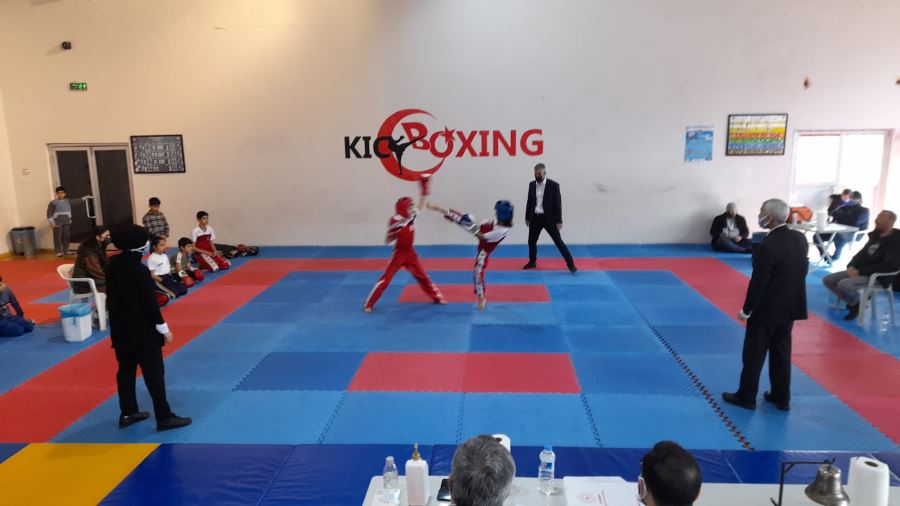 Yıldızlar ve Küçükler Türkiye Okullar Kick Boks Şampiyonası İçin Mücadele Ettiler