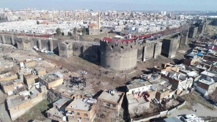 Diyarbakır Surları çevresindeki kaçak yapıların yıkılmasında 5.etap başladı