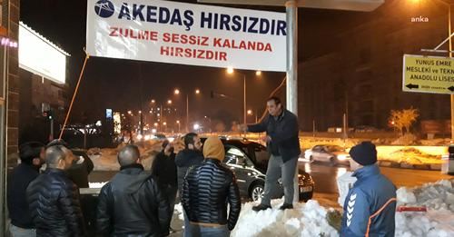 ELEKTRİK ZAMMINI PROTESTO ETMEK İÇİN İŞYERİNE PANKART ASAN ESNAF GÖZALTINA ALINDI
