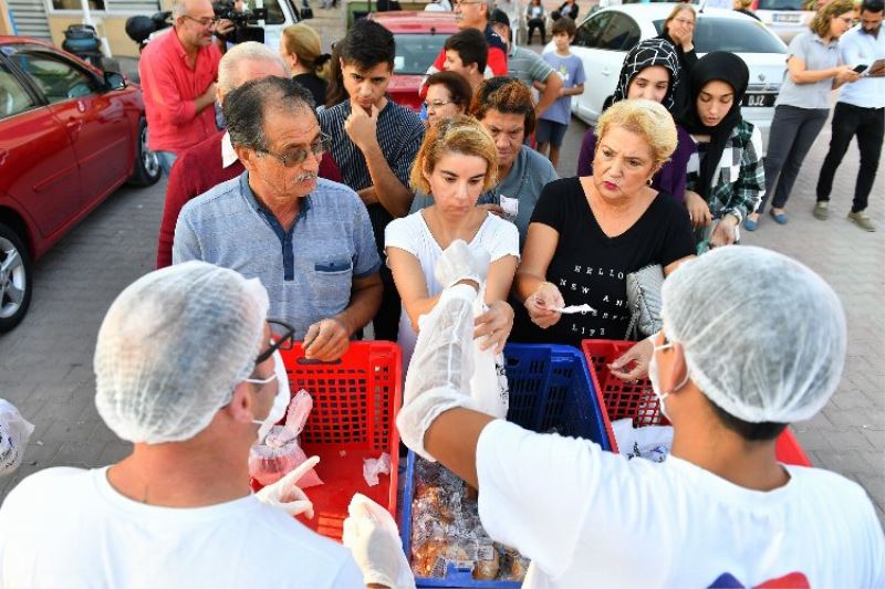 Ucuz besin mahalle halkının ayağına gidiyor