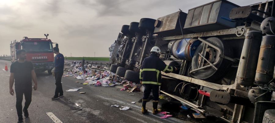 Mardin’in Derik-Kızıltepe -Viranşehir karayolunda ipek yolunda meydana gelen trafik kazasında tır yan yattı.
