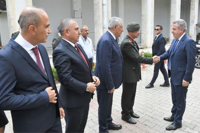 Adana Valisi vatandaşlarla bayramlaştı