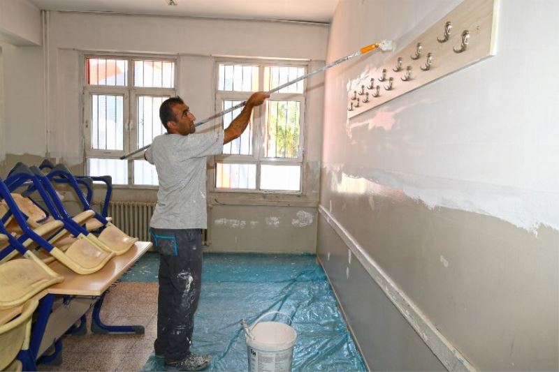 İzmir Karabağlar Belediyesi okulları da boyuyor