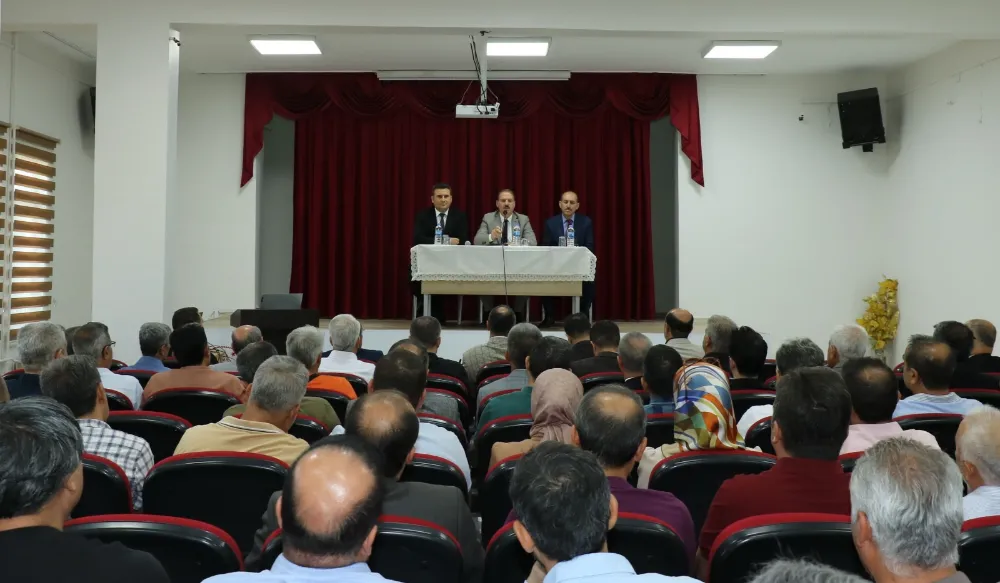 Ali Tosun, Kâhta İlçesinde Okul Müdürlerinin katılımıyla toplantı gerçekleştirdi.