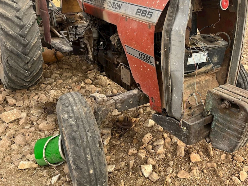 Kahta’da traktör şarampole devrildi: 1’i ağır 2 yaralı 