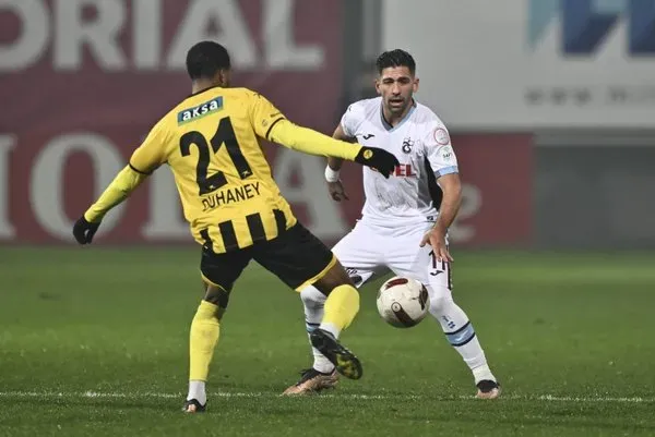 İstanbulspor Başkanı Ecmel Faik Sarıalioğlu, Trabzonspor maçında takımını sahadan çekti