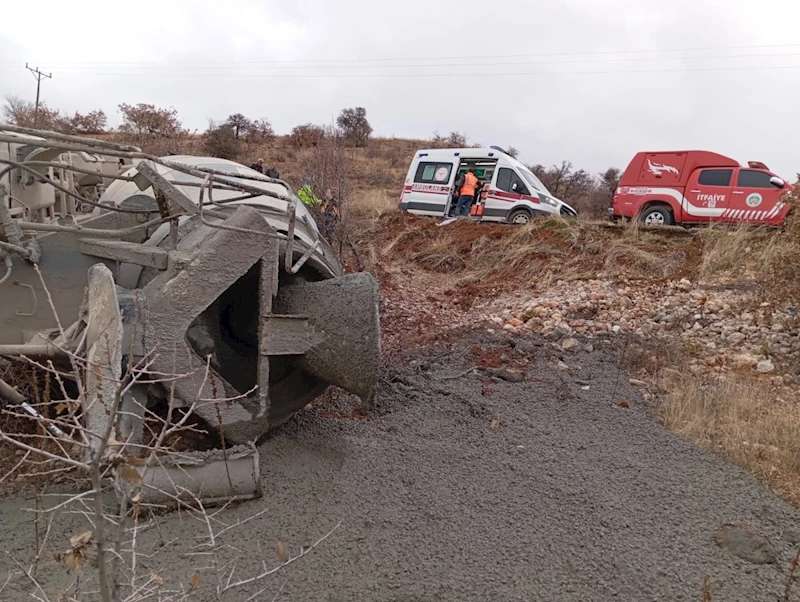 Devrilen beton mikseri sürücüsü yaralandı 