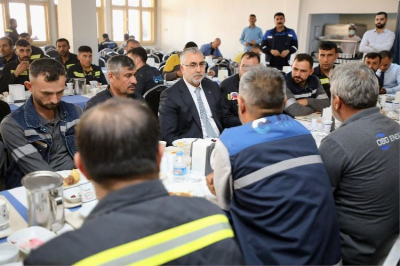 Bakan Işıkhan, Mardin’de işçilerle yemek yedi