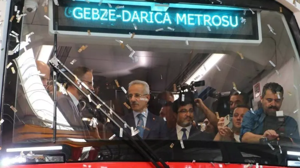 Bakan Uraloğlu ilk yerli ve milli sürücüsüz metro aracını tanıttı