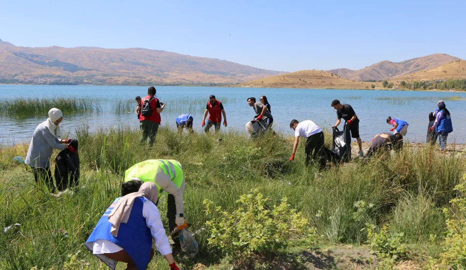 Elazığ İl Özel İdaresi, Sivrice Hazar Gölü Sahillerinde Detaylı Temizlik Çalışması Gerçekleştirdi