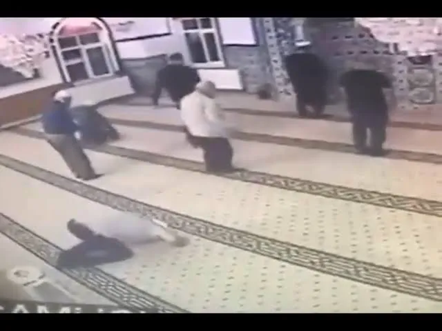 Camiye ayakkabıyla girip imamla tartıştı! Kimliği ortaya çıktı