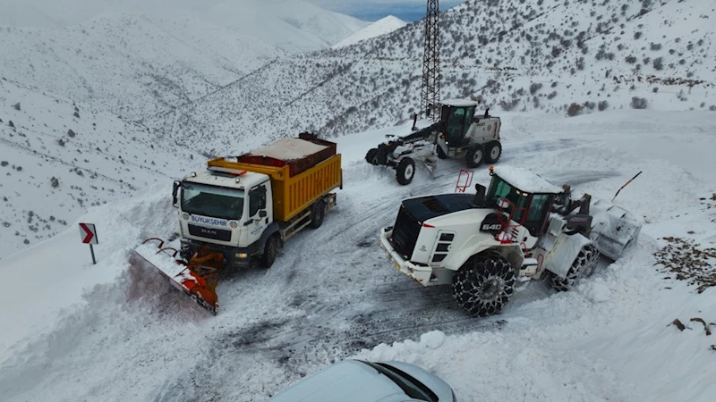 Kar yağışı nedeniyle kapanan yolların tamamını ulaşıma açıldı  - Videolu Haber