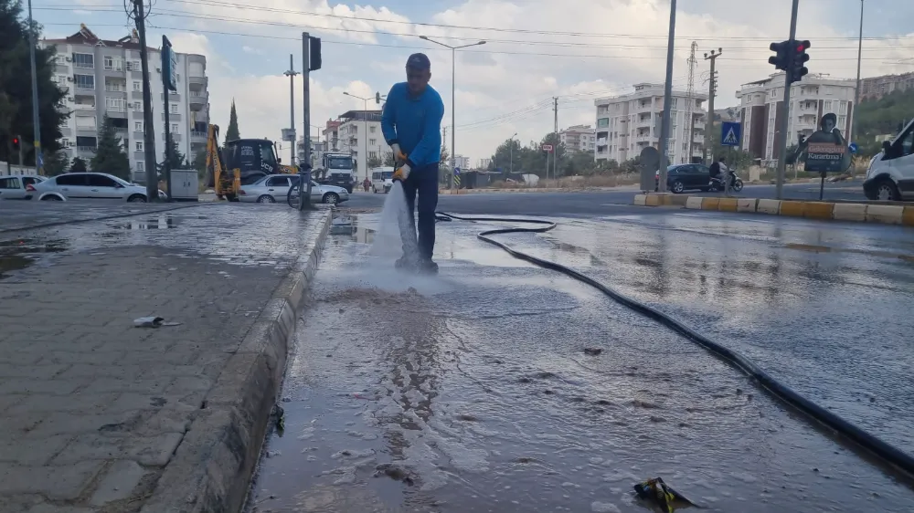 Adıyaman Belediyesi’nden gün ağarmadan yıkama ve sulama seferberliği