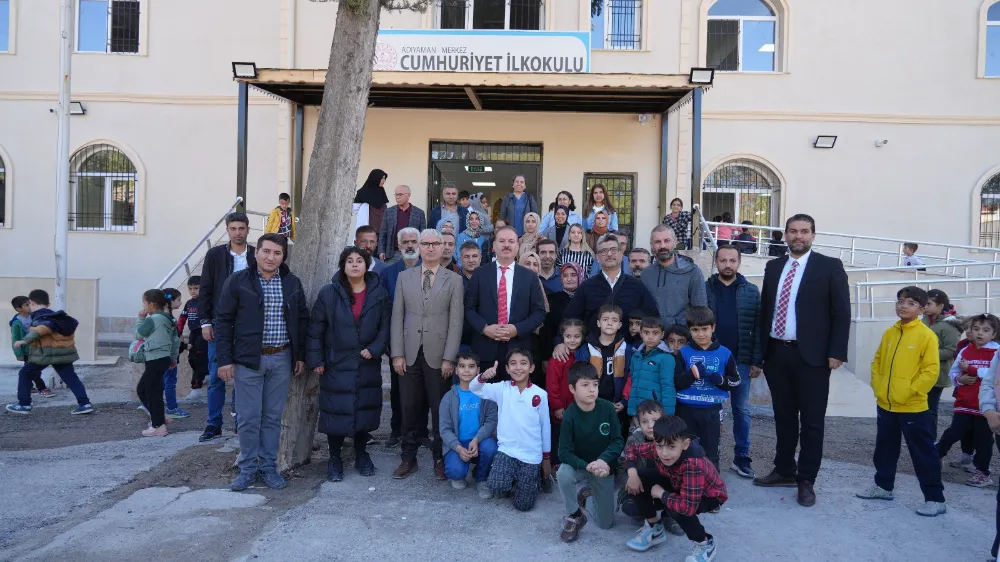 Ali Tosun, Cumhuriyet İlkokulu öğrencilerini ziyaret etti 