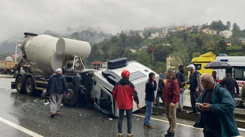 Rize’de kamyon ile beton mikseri çarpıştı: 2 yaralı