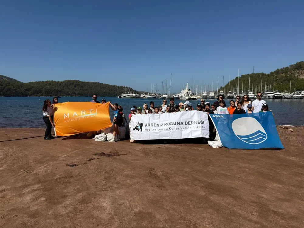 Marmaris Orhaniye’de Öğrencilerden ve Turizmcilerden Kıyı Temizliği