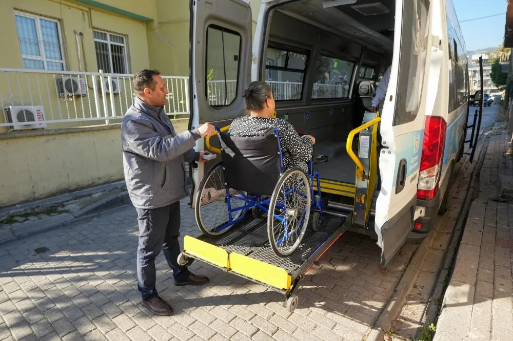 Gaziemir Belediyesi’nden engelli ve hasta bireylere ulaşım desteği