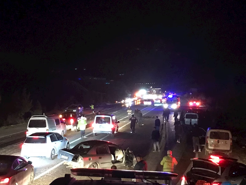Kahta’da 2 otomobil çarpıştı: 6 yaralı   - Videolu Haber