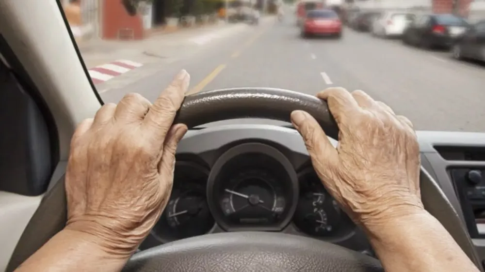 103 yaşında ehliyetsiz sürücü! Polisler hayrete düştü, belediye başkanı 