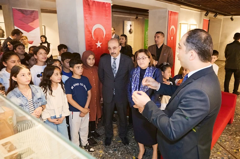  Başkan Şahin, Medine Kahramanı Fahreddin Paşa’yı anlatan sergiyi çocuklarla gezdi 