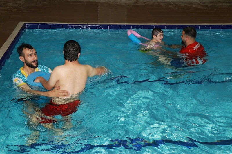 Çocuklar Haliliye Belediyesi engelli havuzu ile doyasıya eğlendi   - Videolu Haber
