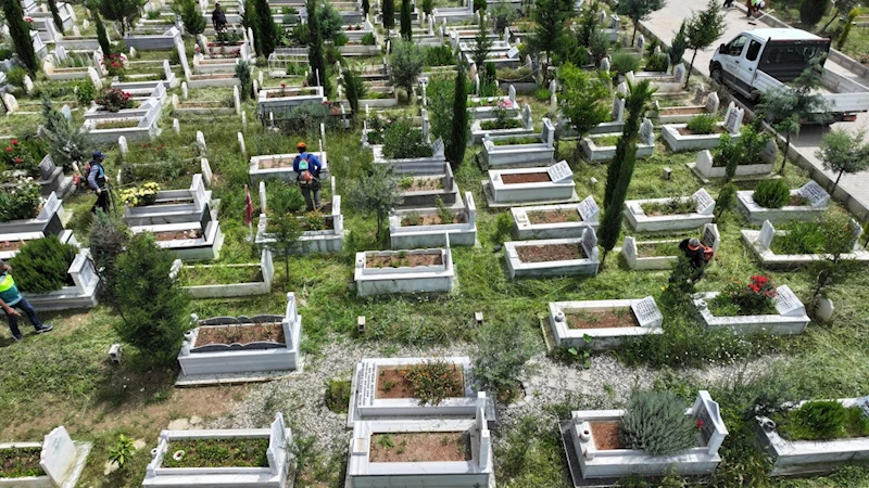 Mezarlıklarda genel bakım çalışmalarını sürdürüyor  - Videolu Haber