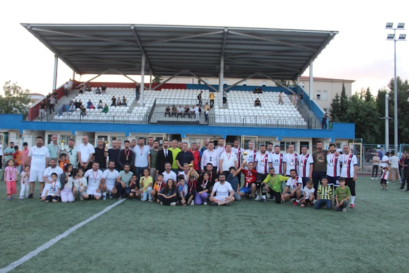 Şehit Musa Özalkan Ortaokulu futbol turnuvasında şampiyon 