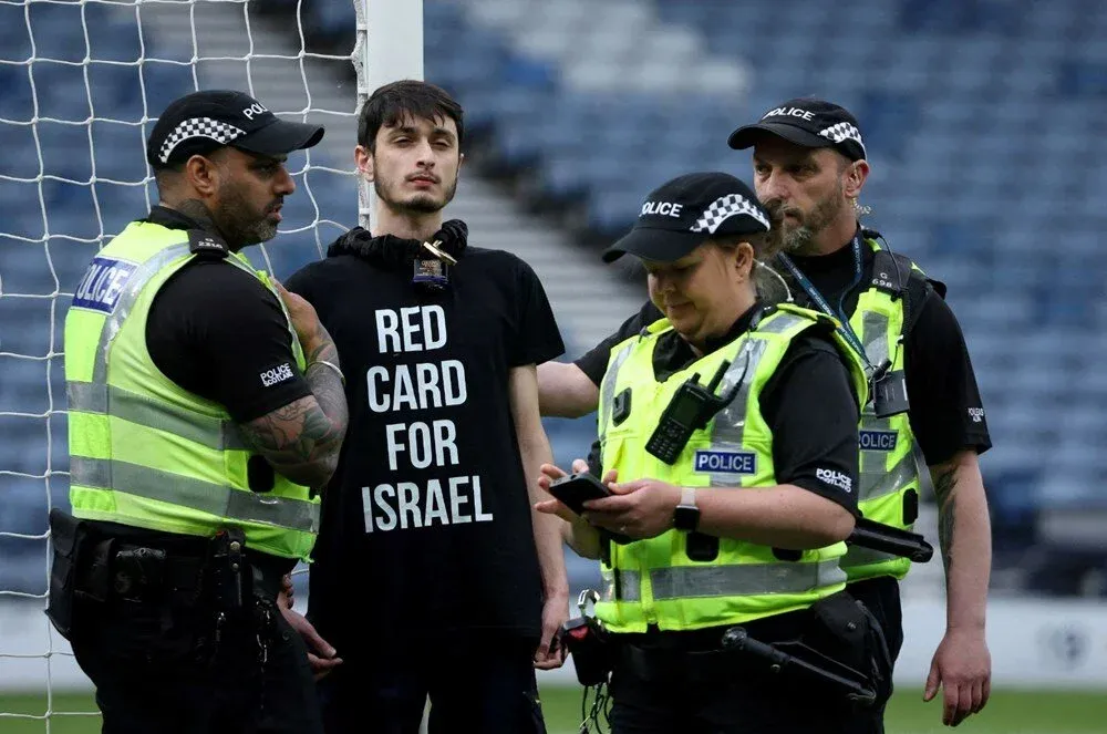 İskoçya-İsrail maçında bir kişi kendini kaleye zincirledi