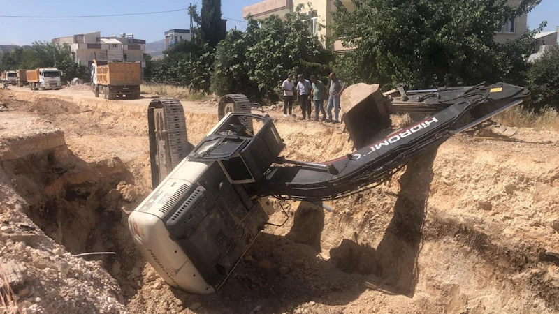 Kepçe kendi kazdığı çukura düştü  - Videolu Haber