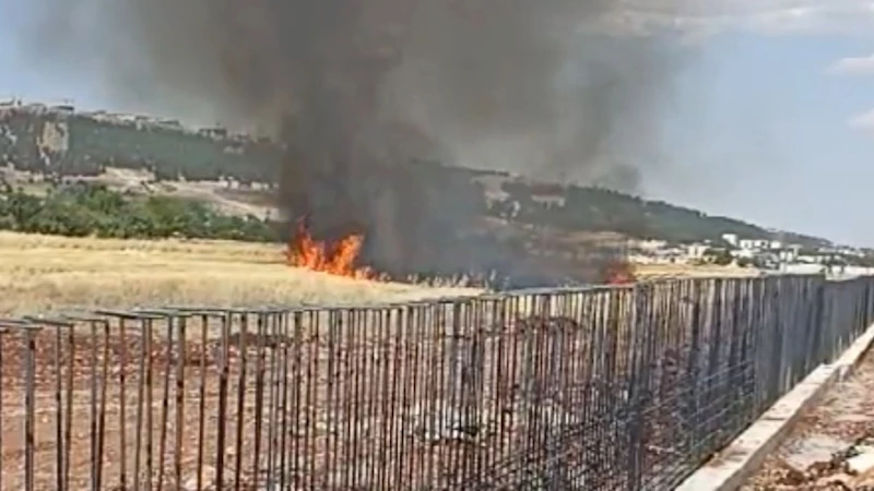 Çıkan anız yangınına kepçe ve itfaiye ekipleri müdahale etti  - Videolu Haber