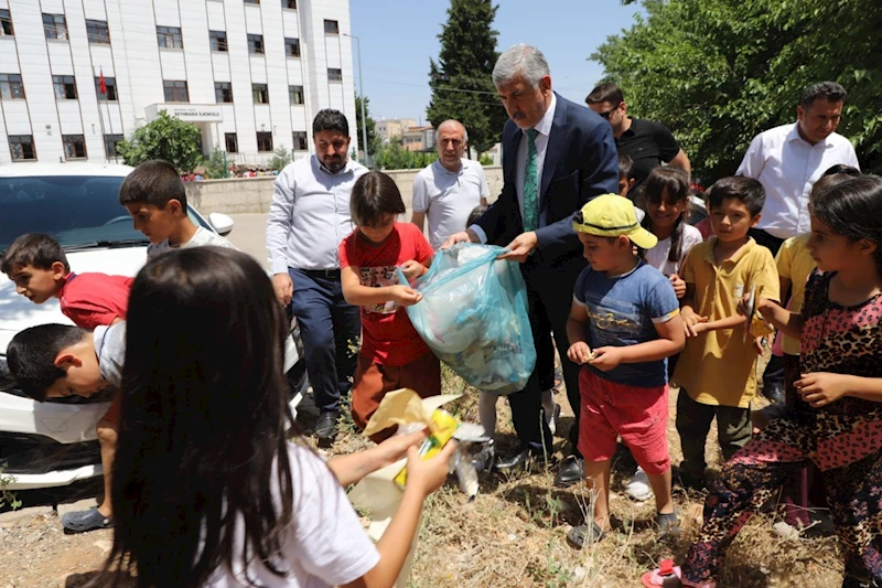 Başkan Hallaç, öğrencilerle çöp topladı 