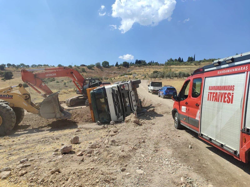 Çağlayancerit’te kamyon devrildi: 1 yaralı  