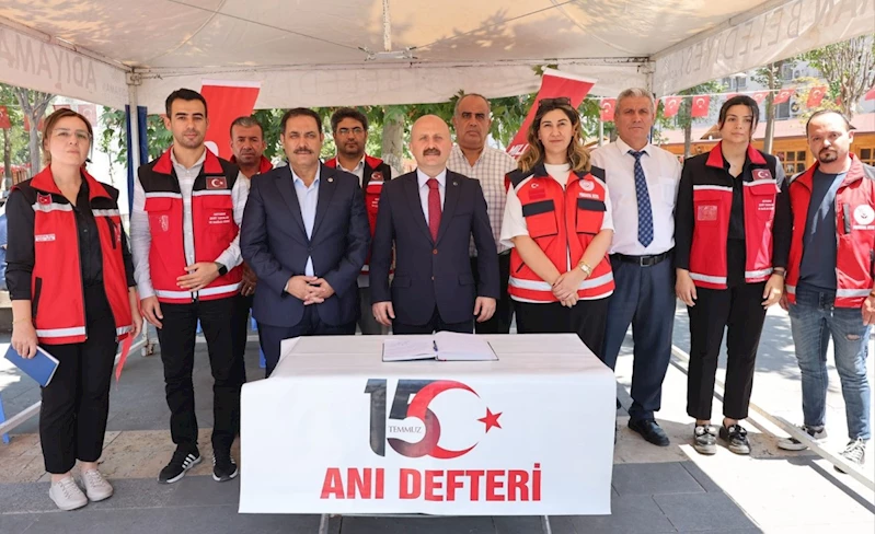 Vali Varol 15 Temmuz Anı Defterini doldurdu 