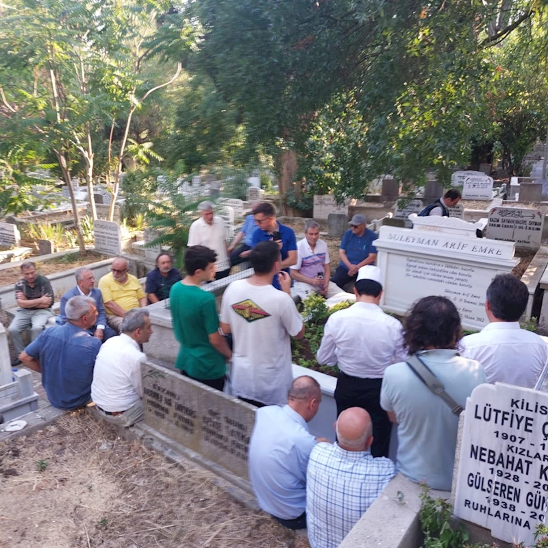 Süleyman Arif Emre kabri başında dualarla anıldı  - Videolu Haber