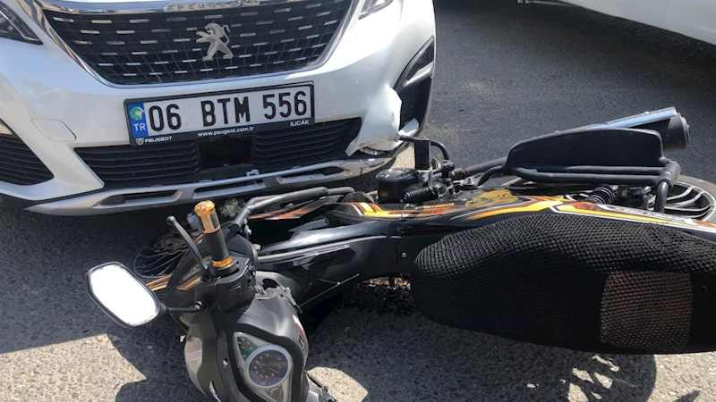 Otomobilin çarptığı motosiklet sürücüsü yaralandı  - Videolu Haber