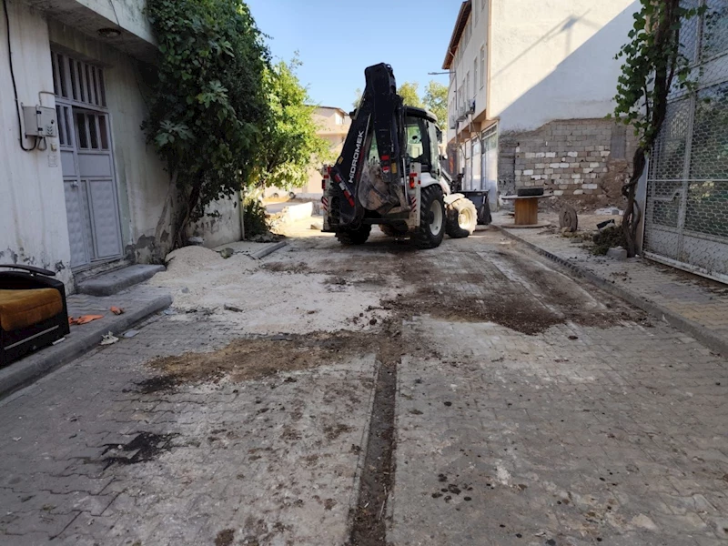 Belediye ekipleri patlayan lağım borusu sorununu çözdü 