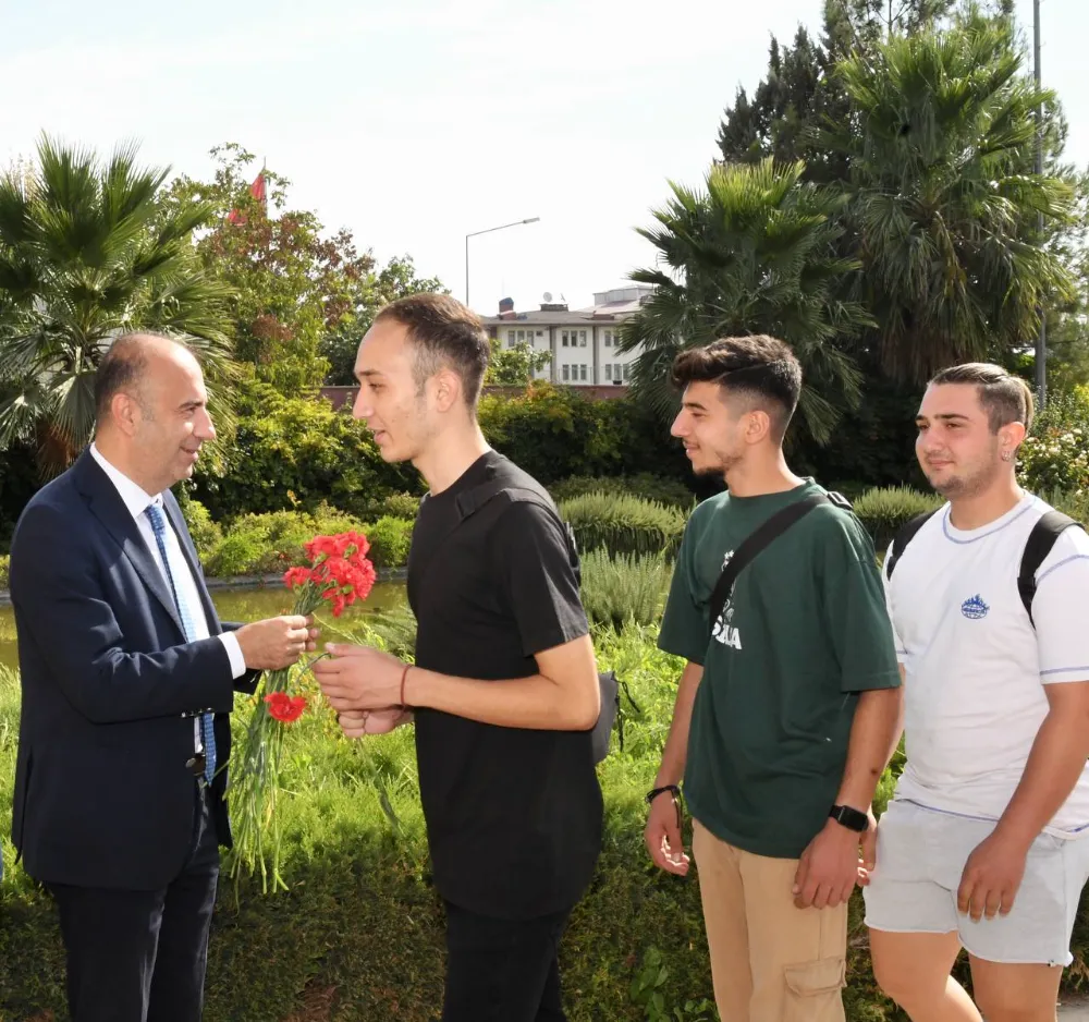 Rektör Prof. Dr. Mehmet Keleş Öğrencileri Karanfille Karşıladı