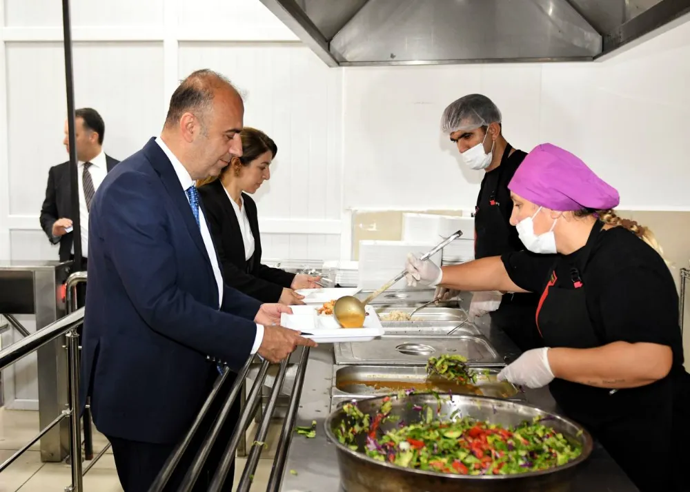 Rektör Prof. Dr. Mehmet Keleş Öğle Yemeğinde Öğrencilerle Bir Araya Geldi 