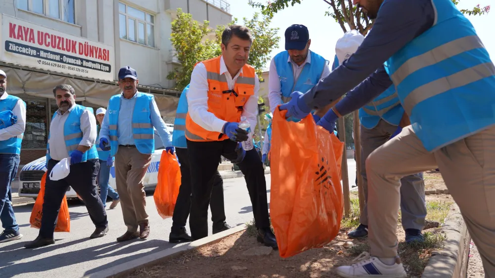 Adıyaman’da temizlik seferberliği… Başkan Tutdere sokakları süpürdü