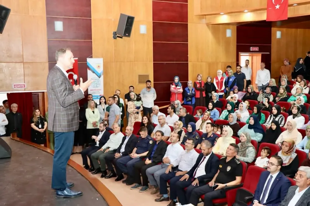 “En İyi Narkotik Polisi Anne” Konferansı Kahta’da Gerçekleştirildi