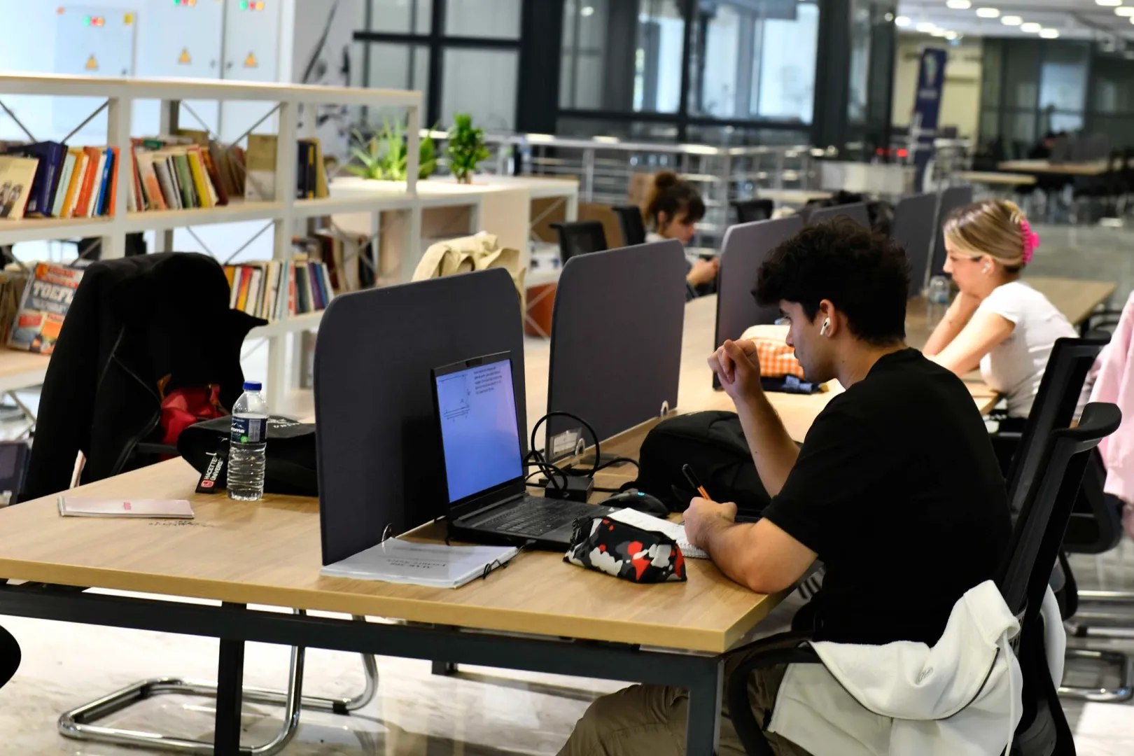 Genç Akademi öğrencilere destek sağlıyor