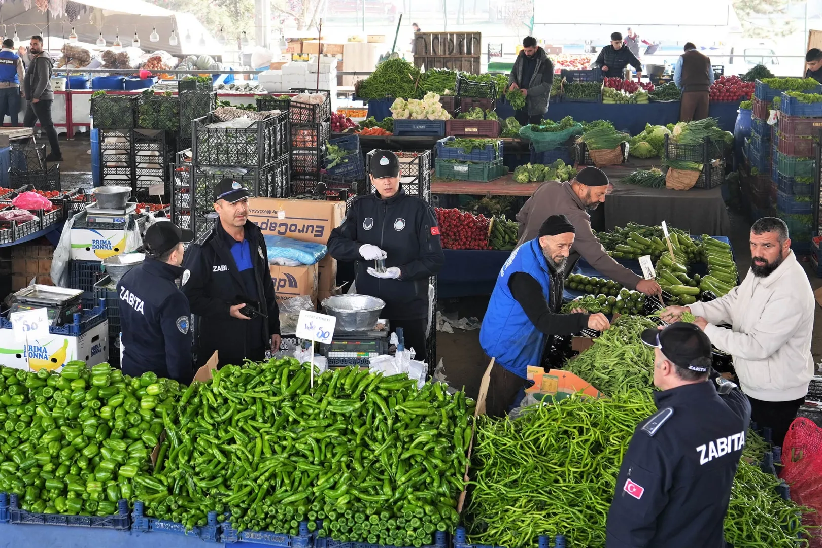 Zabıtadan semt pazarlarına şok baskın