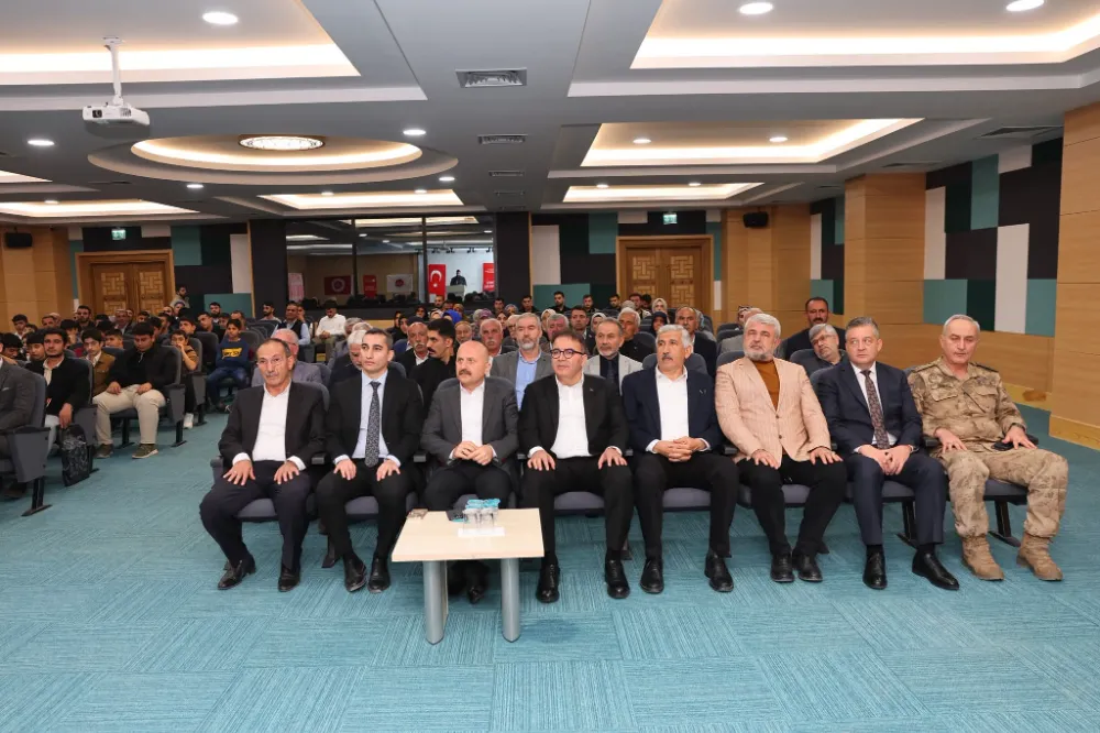 Vali Dr. Osman Varol, Sahabi Safvan Bin Muattal Külliyesi’ndeki konferansa katıldı