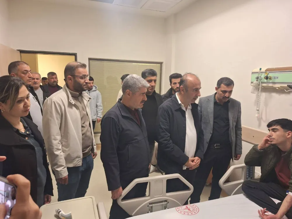 Besni Protokolü, Zehirlenme Şüphesiyle Hastaneye Kaldırılan KYK Öğrencilerini Ziyaret Etti