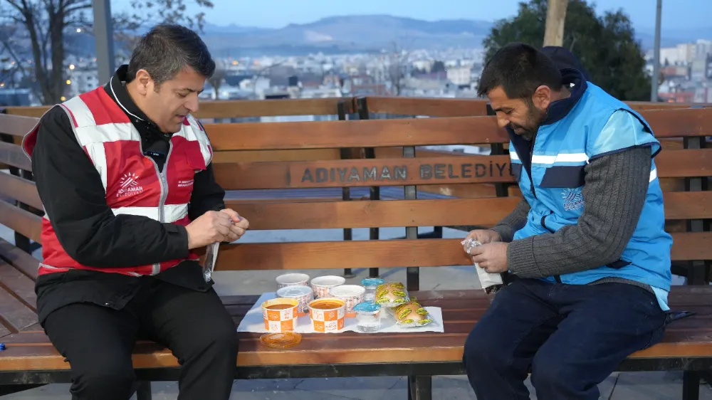 Başkan Tutdere iftarını iftar topunu atan belediye emekçisiyle açtı