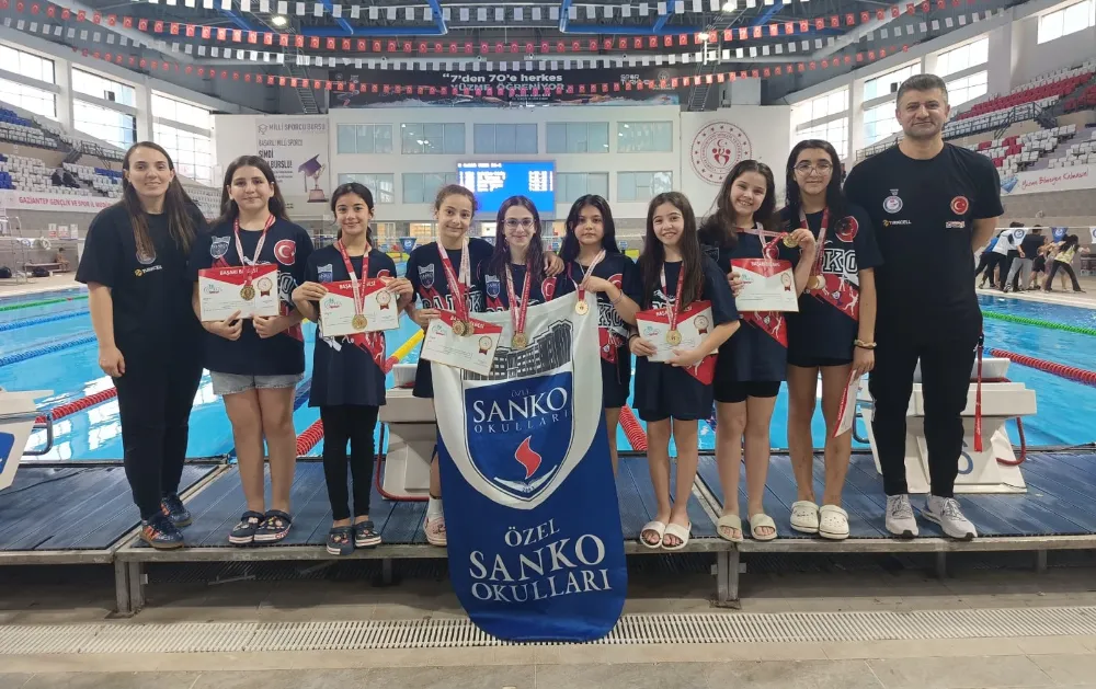 SANKO OKULLARI KÜÇÜK KIZ YÜZME TAKIMI BÖLGE ŞAMPİYONU OLDU