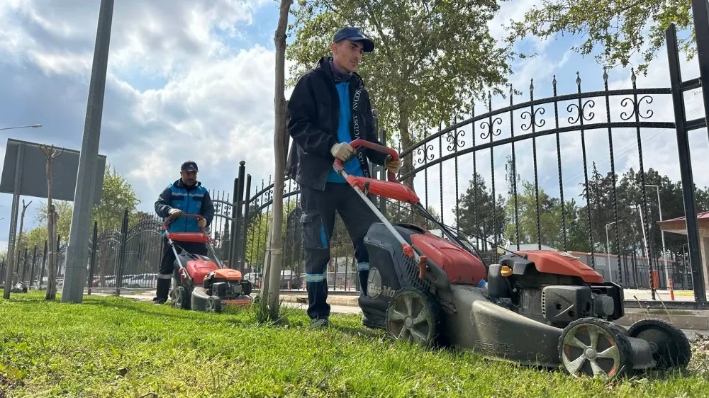 Adıyaman Belediyesi, park ve yeşil alanlarda kapsamlı bakım ve ilaçlama çalışmalarını sürdürüyor