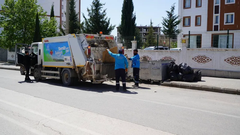 Adıyaman Belediyesinden yaza özel temizlik çalışması: Çöp konteynerlerini dezenfekte ediyor 