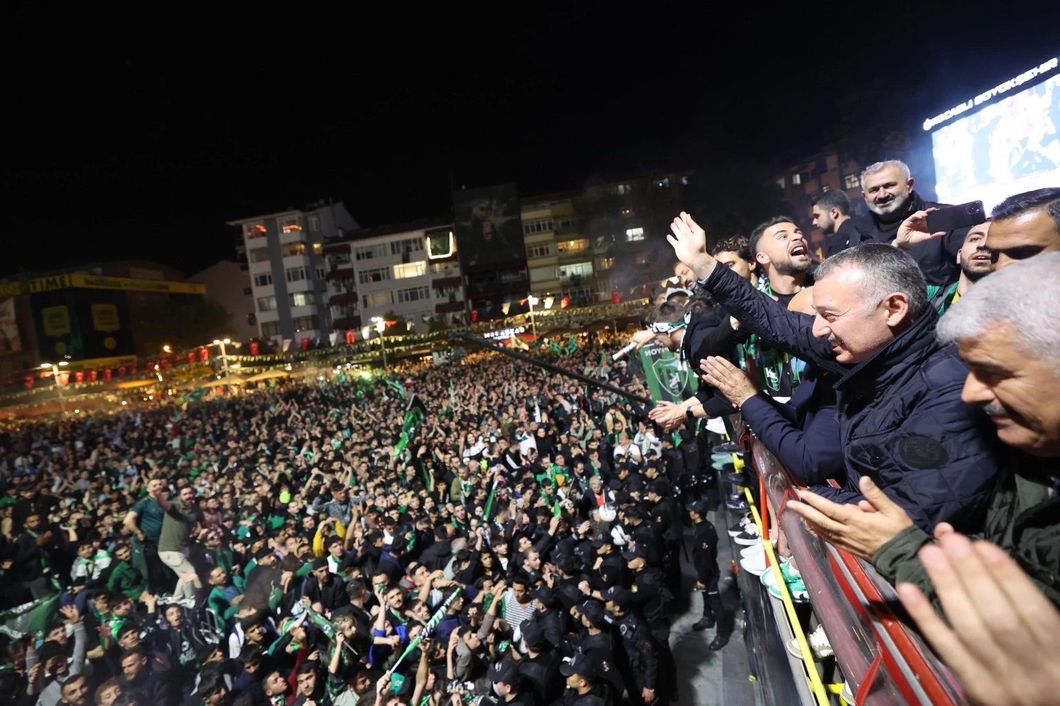 İzmit Kent Meydanı’nda tarihi kutlama