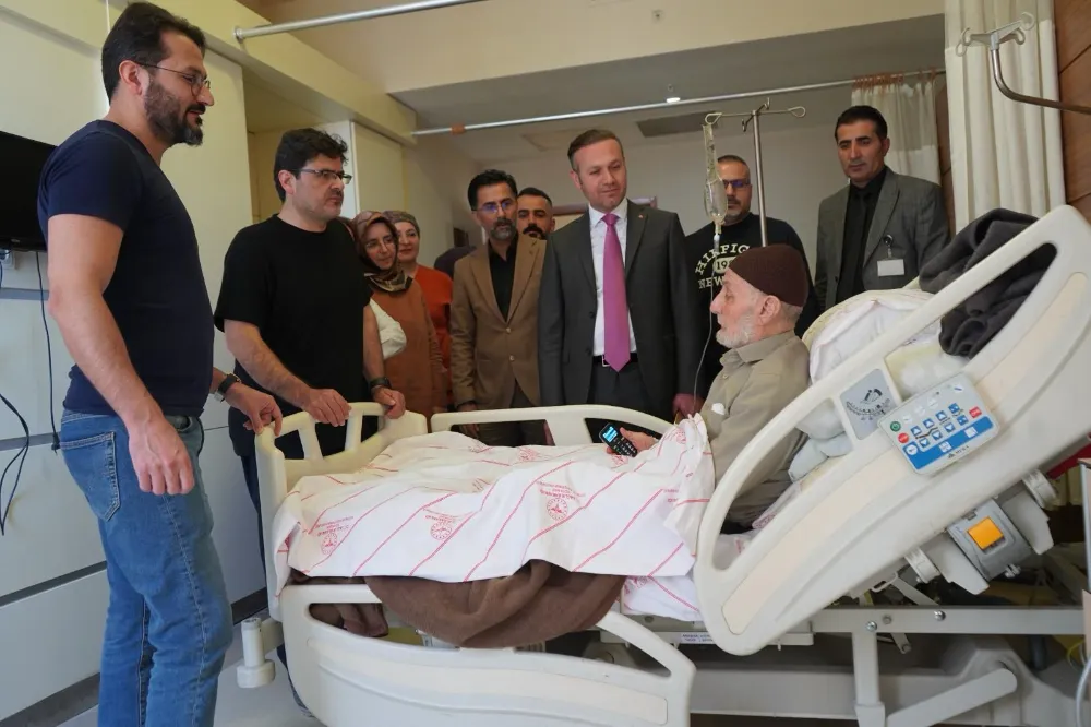 Başhekim Turgut, deprem sonrası ilk kornea nakli yapılan hastaları ziyaret etti